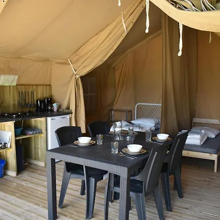 Hotel Lézard Luxe Safaritentent Met Privé Badkamer En Zwembad